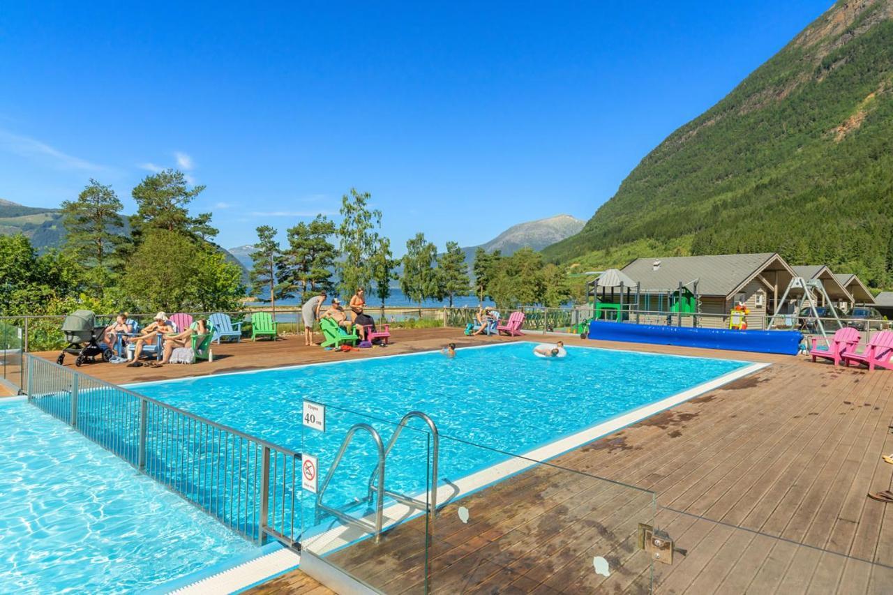 Hotel Mikkelparken Ferietun Kinsarvik Exterior foto
