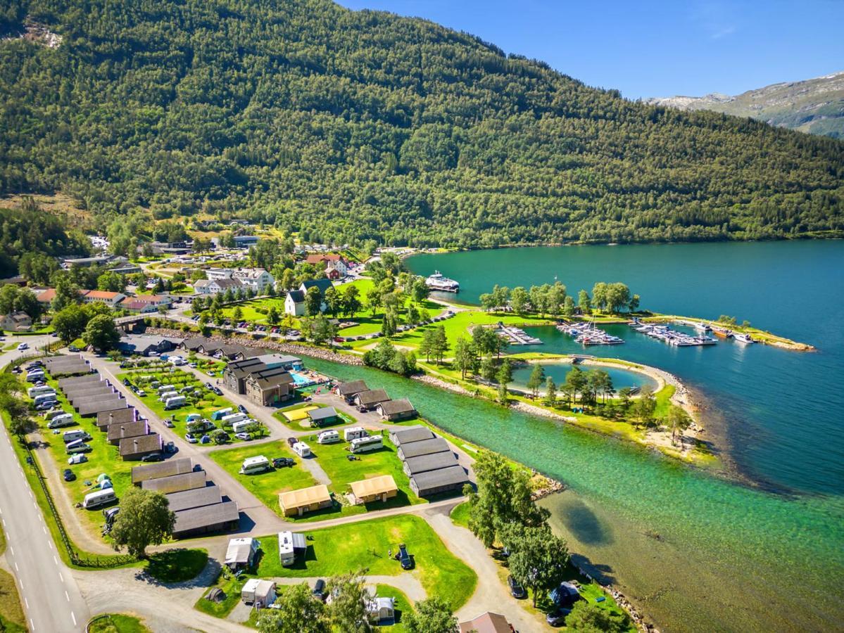 Hotel Mikkelparken Ferietun Kinsarvik Exterior foto